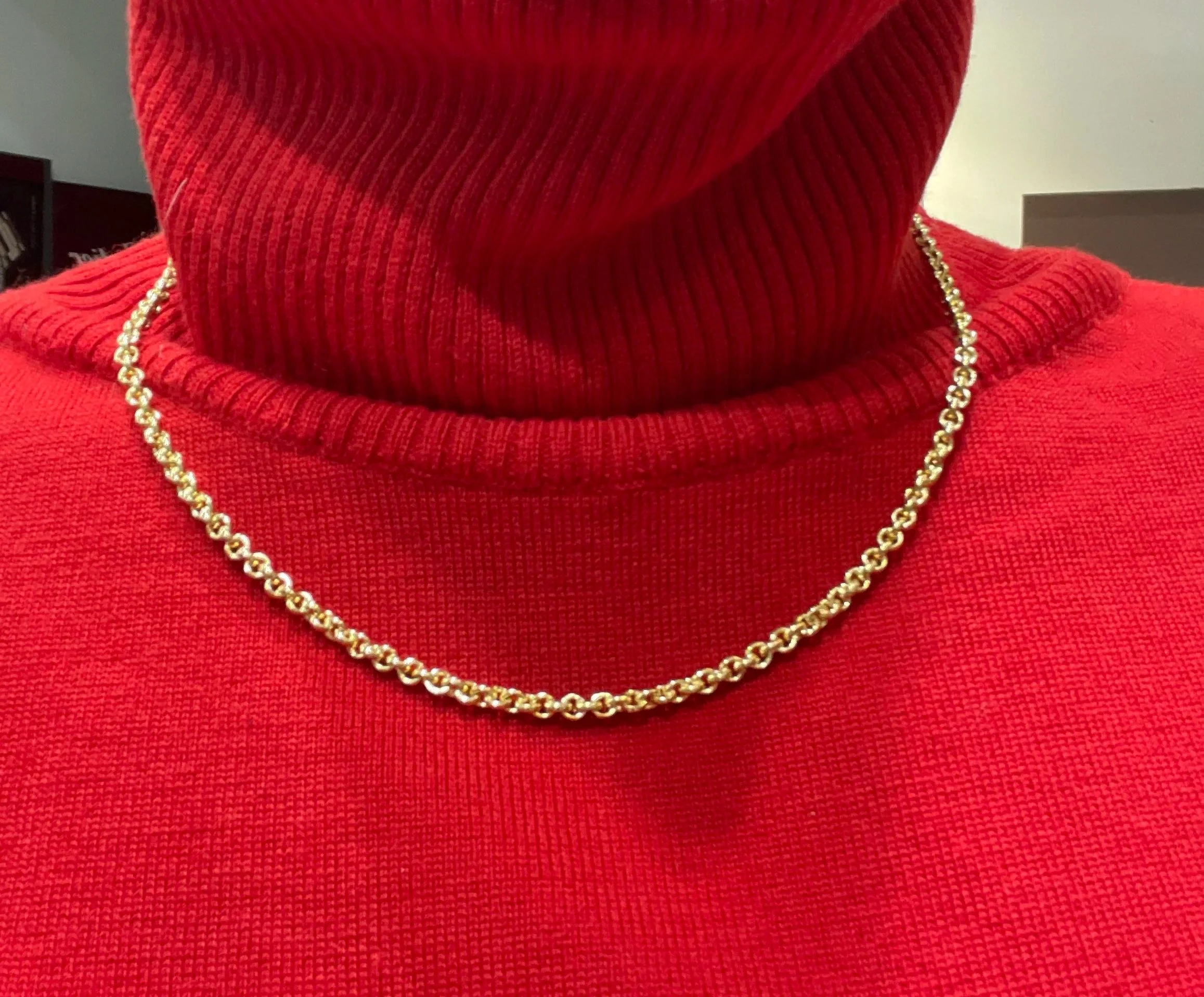 Catena Pomellato in oro giallo su maglione rosso