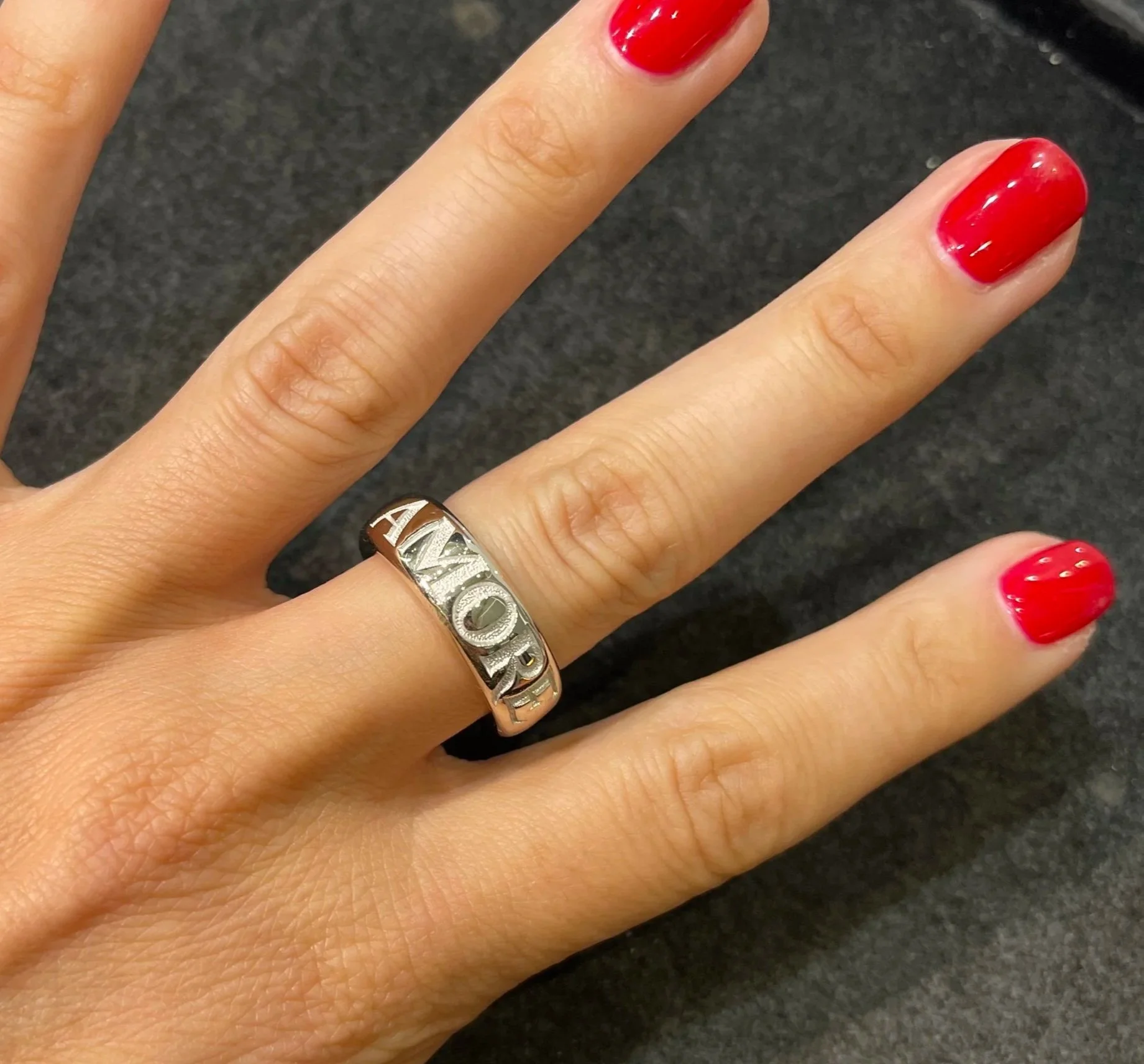 Anello AMORE in oro bianco 18K indossato