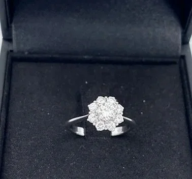 Anello in oro bianco 18K con brillanti a fiore nel suo astuccio