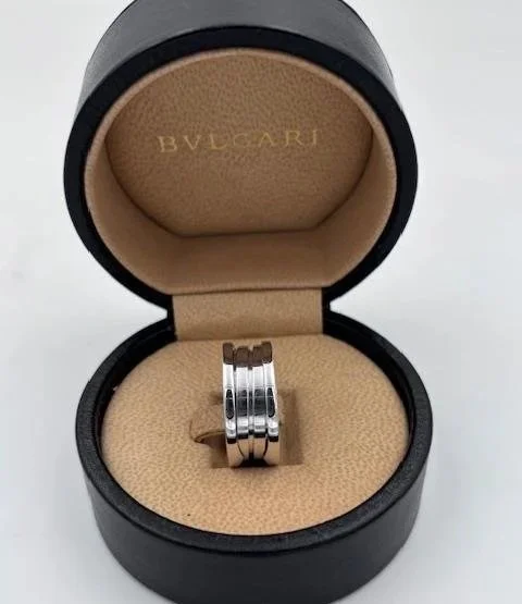 Anello Bulgari B.zero1 nella sua custodia