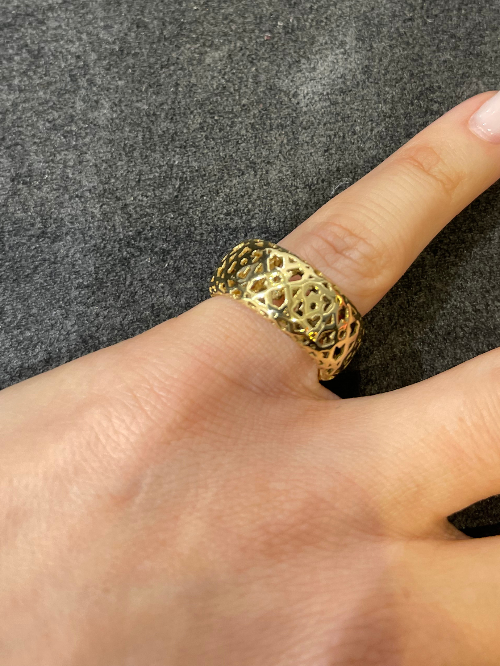 Anello Tiffany traforato in oro giallo 18K indossato