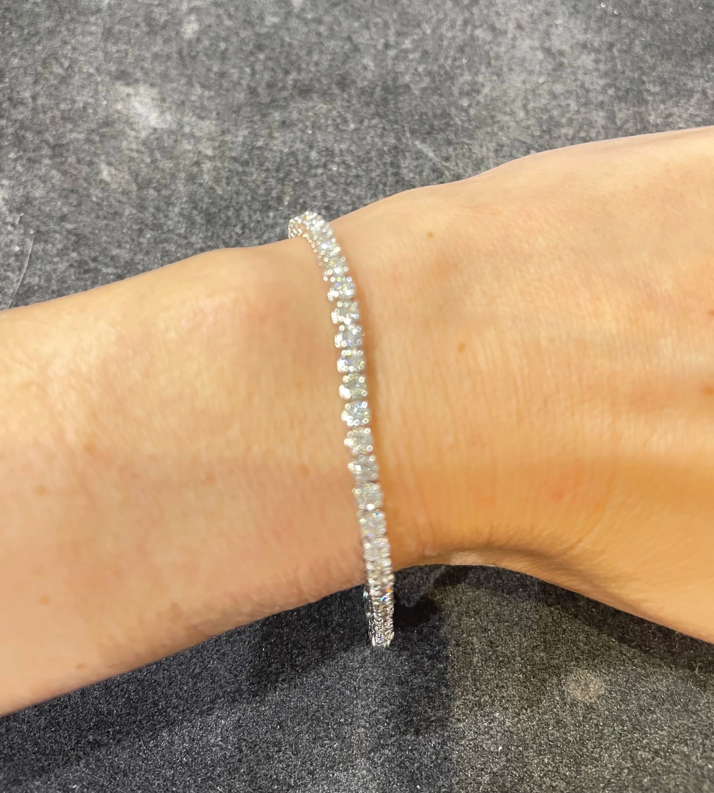 Bracciale tennis in oro bianco con brillanti indossato al polso