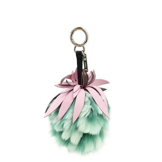 Charm Fendi a pompon in pelliccia rosa e verde con anello metallico
