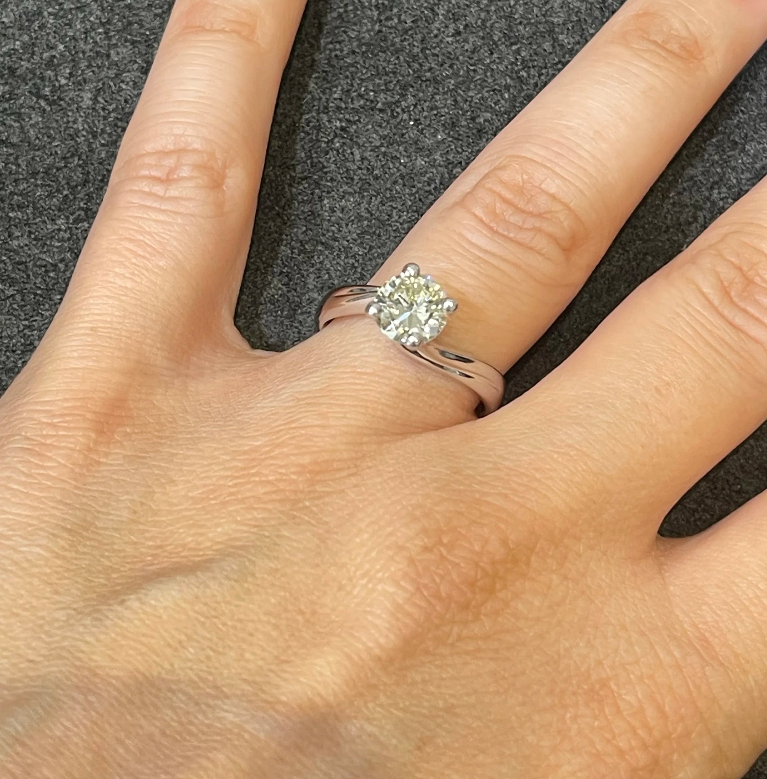 Anello in oro bianco 18K con diamante da 1,3 ct indossato