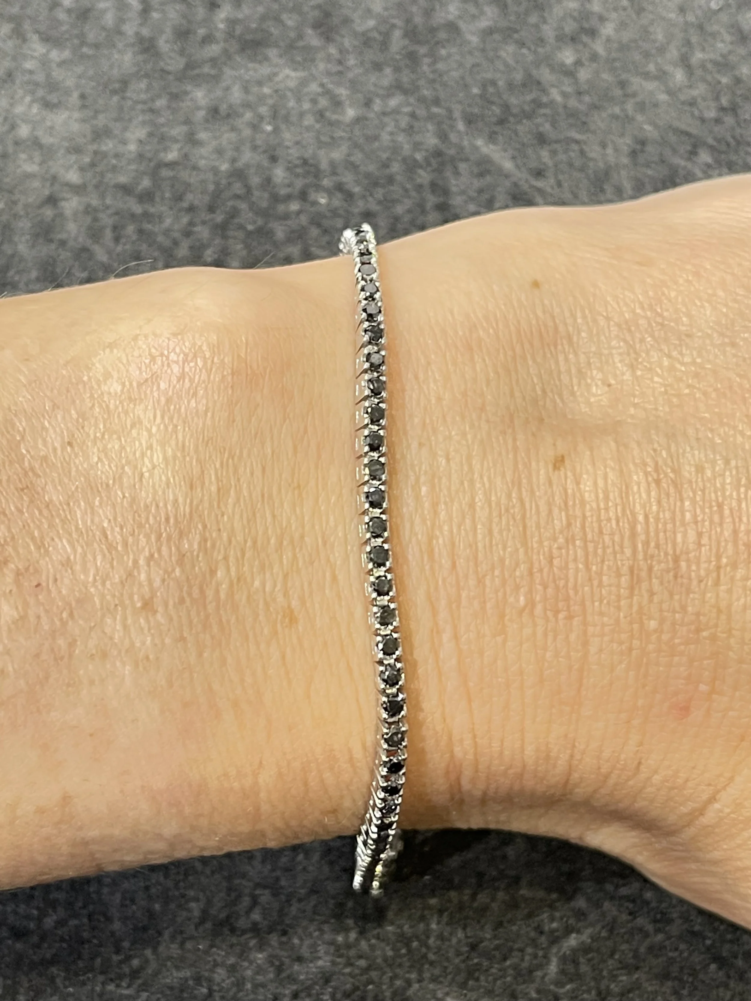 Bracciale tennis in oro bianco con brillanti indossato