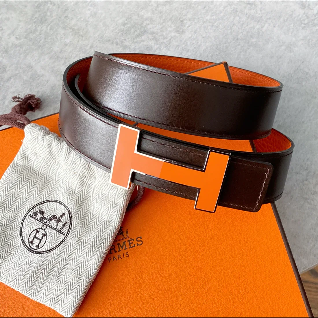 Cintura Hermès in pelle marrone con fibbia H arancione