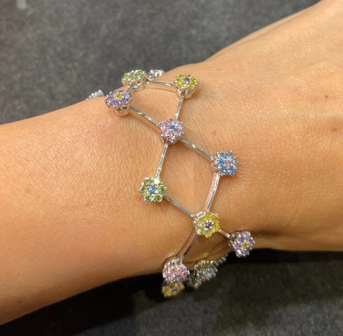 Bracciale in oro bianco 18K con zaffiri colorati indossato