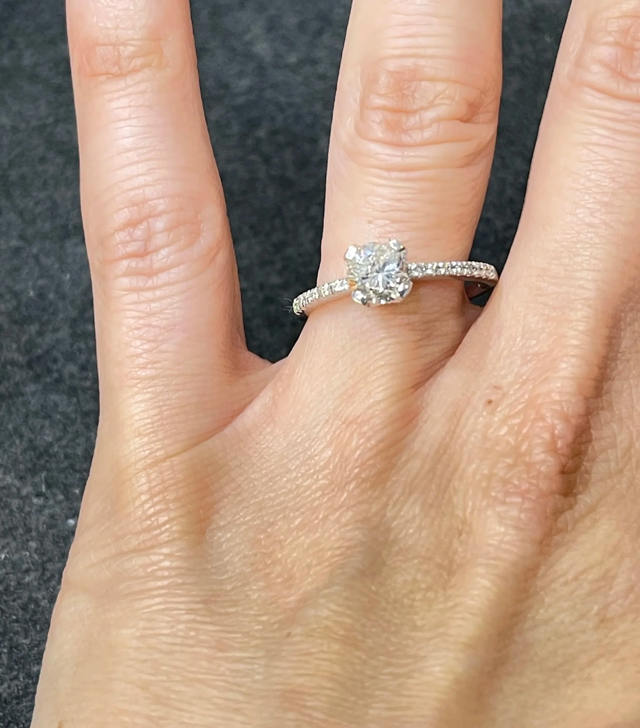 Anello solitario in oro bianco 18K con diamanti indossato