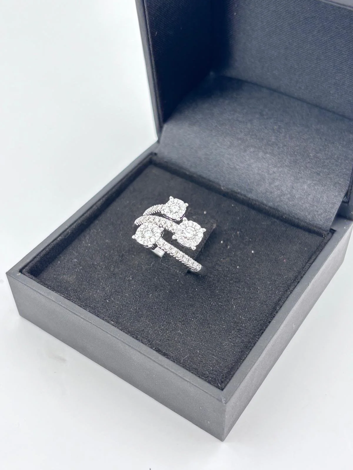 Anello contrarié in oro bianco 18K con brillanti nel suo astuccio grigio