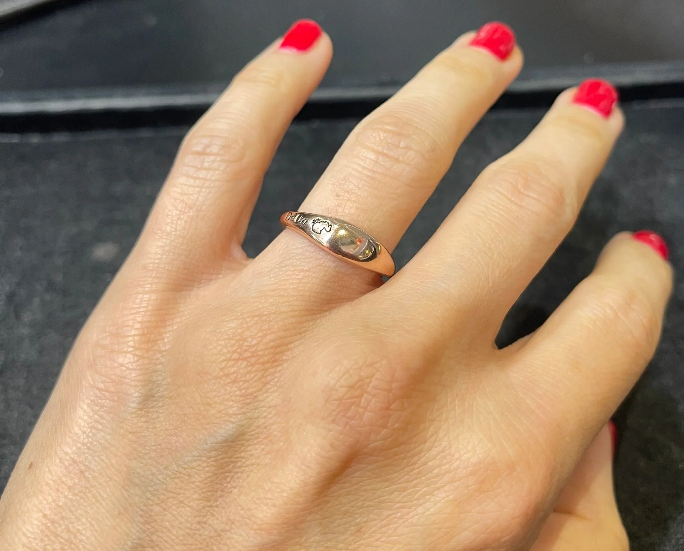 Anello DoDo in oro rosa indossato