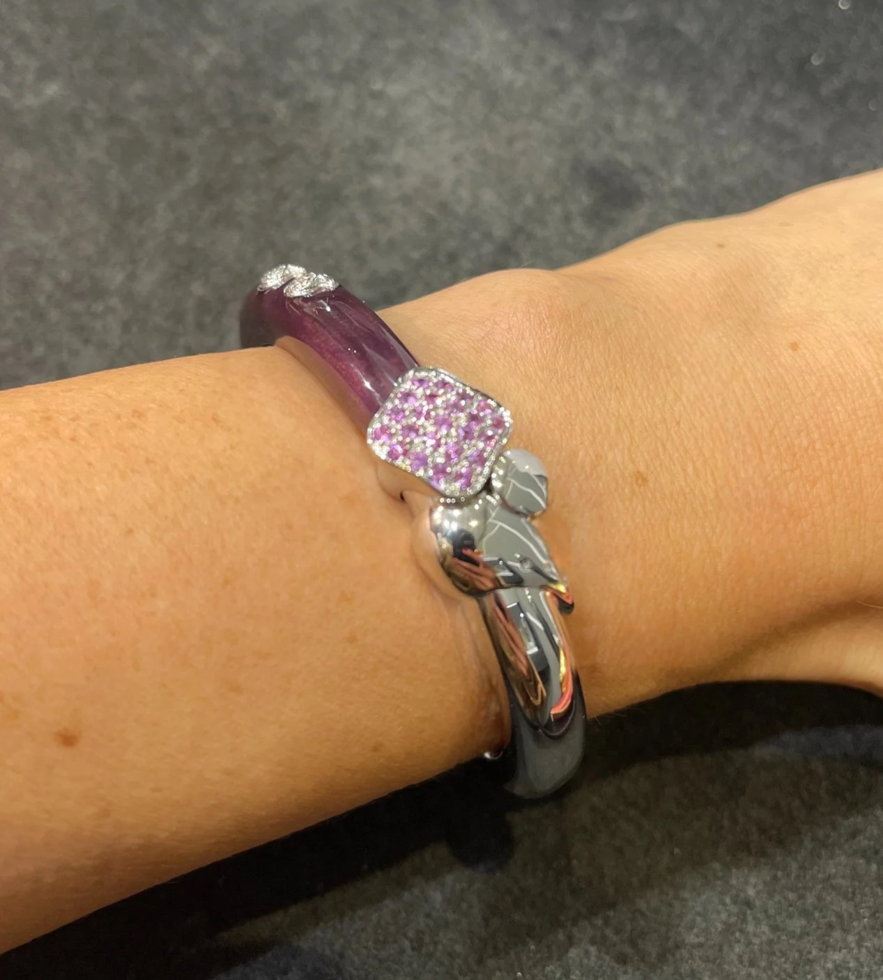 Bracciale rigido Nouvelle Bague in oro con pietre rosa e verdi indossato