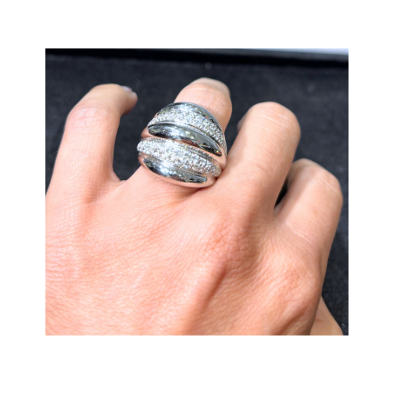 Anello a fascia ampia in oro bianco 18K con brillanti indossato