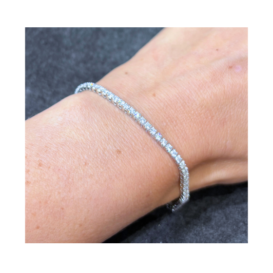 Bracciale tennis in oro bianco con brillanti indossato
