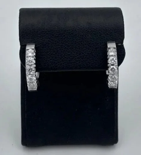 Orecchini a cerchio in oro bianco 18K con diamanti su espositore nero