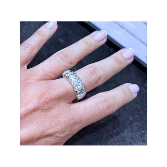 Anello a fascia in oro bianco 18K con brillanti indossato