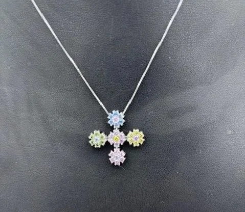 Collana in oro bianco 18K con pendente a croce e pietre colorate