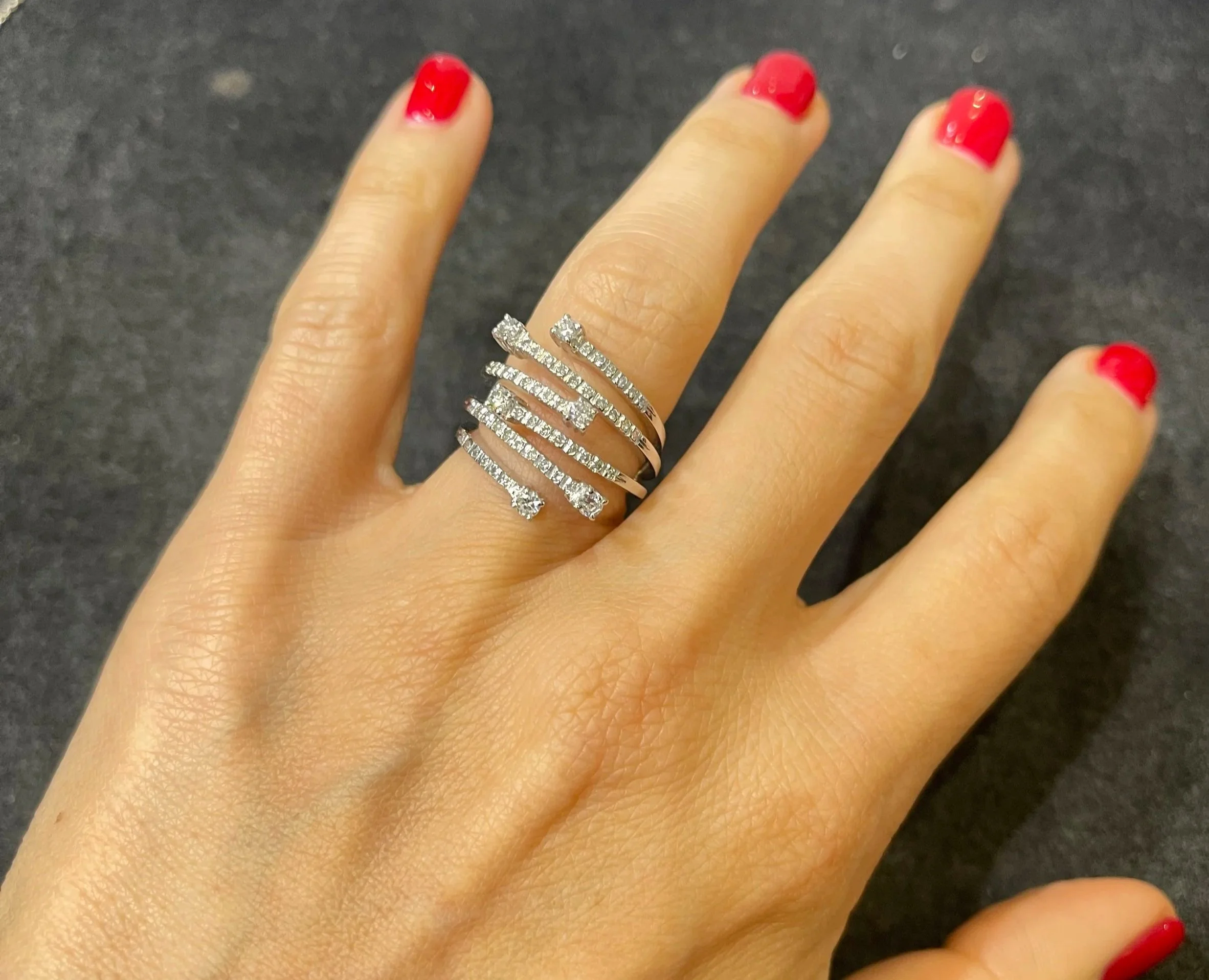 Anello a spirale in oro bianco 18K con diamanti indossato