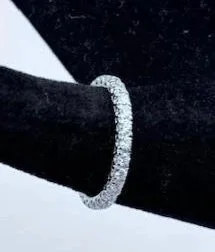 Anello eternity in oro bianco 18K con brillanti su espositore nero