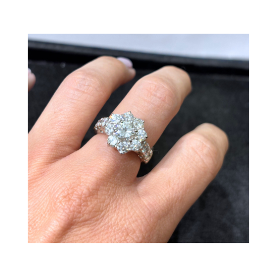 Anello in oro bianco 18K con diamanti a fiore indossato