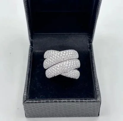 Anello incrociato in oro bianco 18K con pavé di brillanti nel suo astuccio