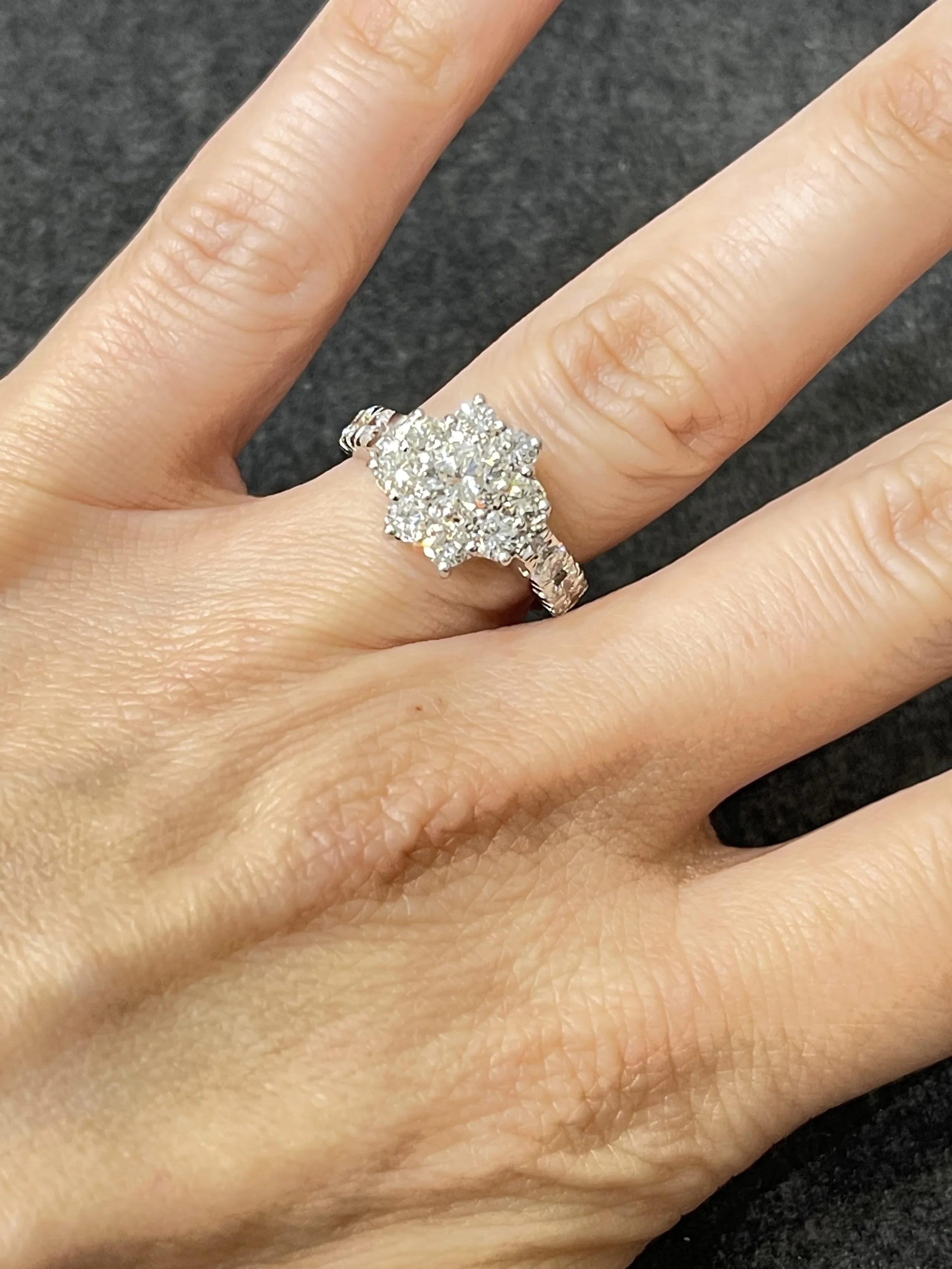 Anello in oro bianco 18K con diamanti a fiore indossato