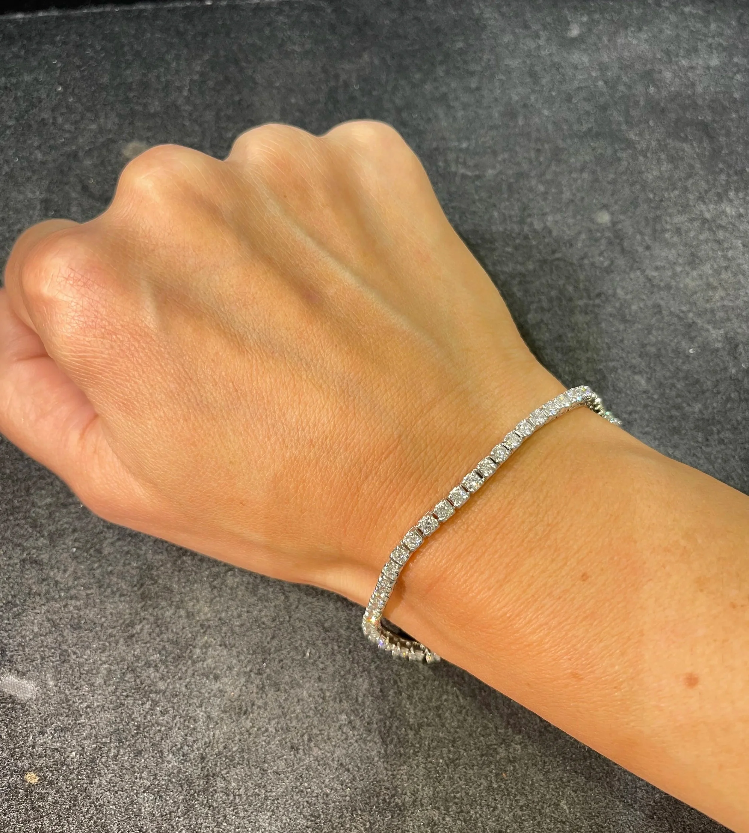Bracciale tennis con brillanti indossato al polso