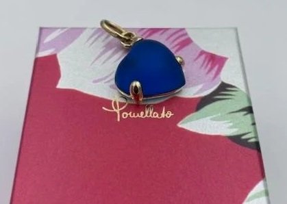 Ciondolo Pomellato a cuore con pietra blu sulla scatola rossa