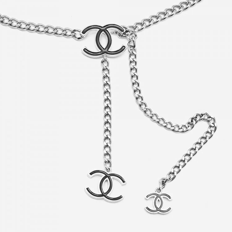 Cintura Chanel a catena in metallo argentato con logo CC