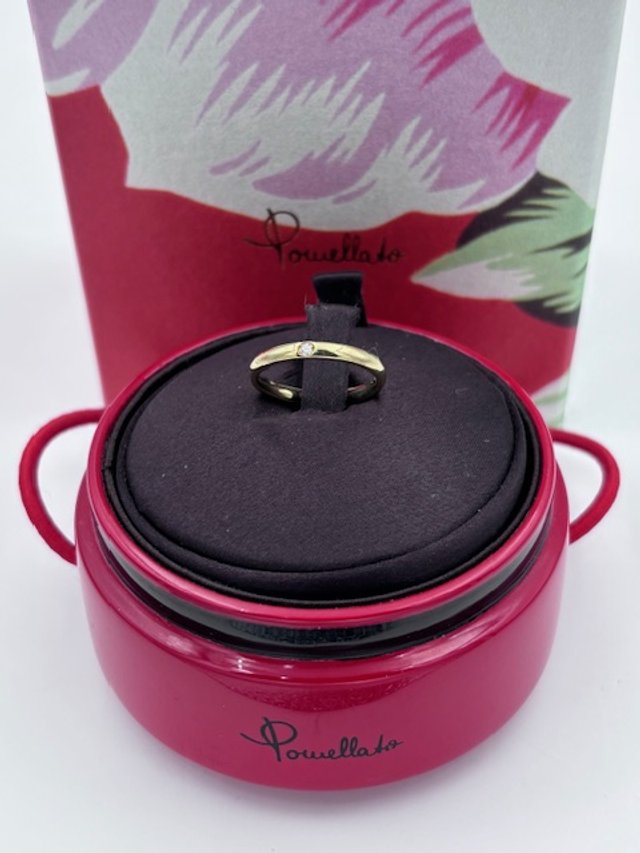 Anello Pomellato nella sua custodia rosa