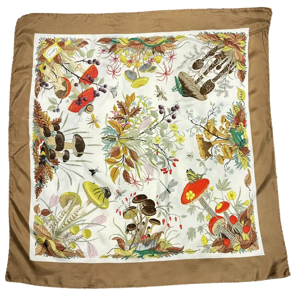 Foulard Gucci in seta con funghi e fiori su fondo bianco e bordo marrone