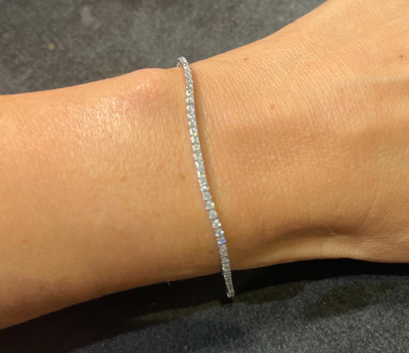 Bracciale tennis in oro bianco 18K con diamanti indossato
