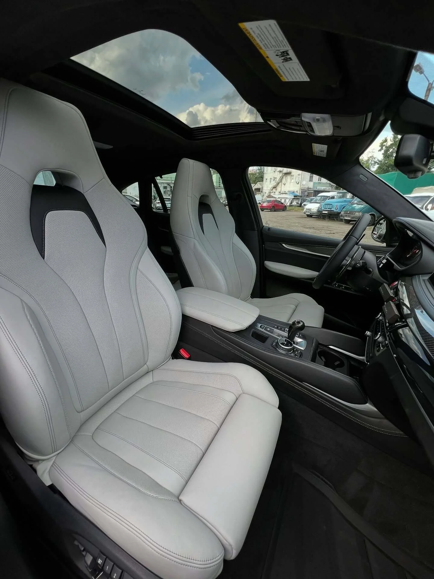 Інтер'єр BMW X6: спортивні сидіння перетягнуті в білу перфоровану шкіру з чорними акцентами