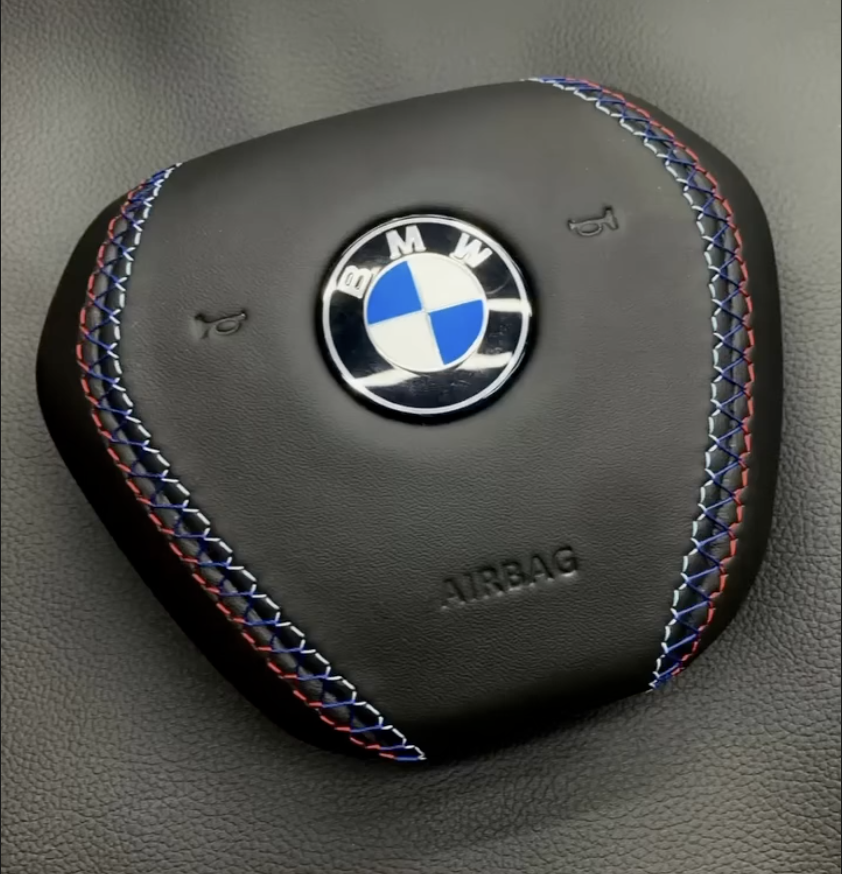 Перетяжка пластикової кришки подушки безпеки BMW в шкіру з декоративним триколірним швом