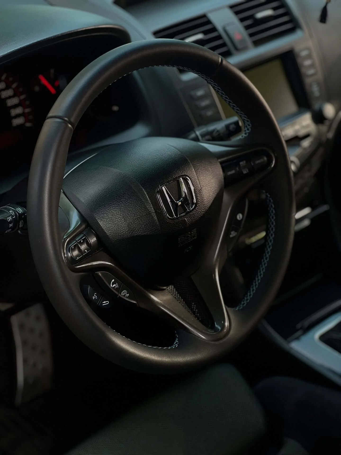 Перешив керма Honda: перфорація з боків та декоративний шов білого кольору