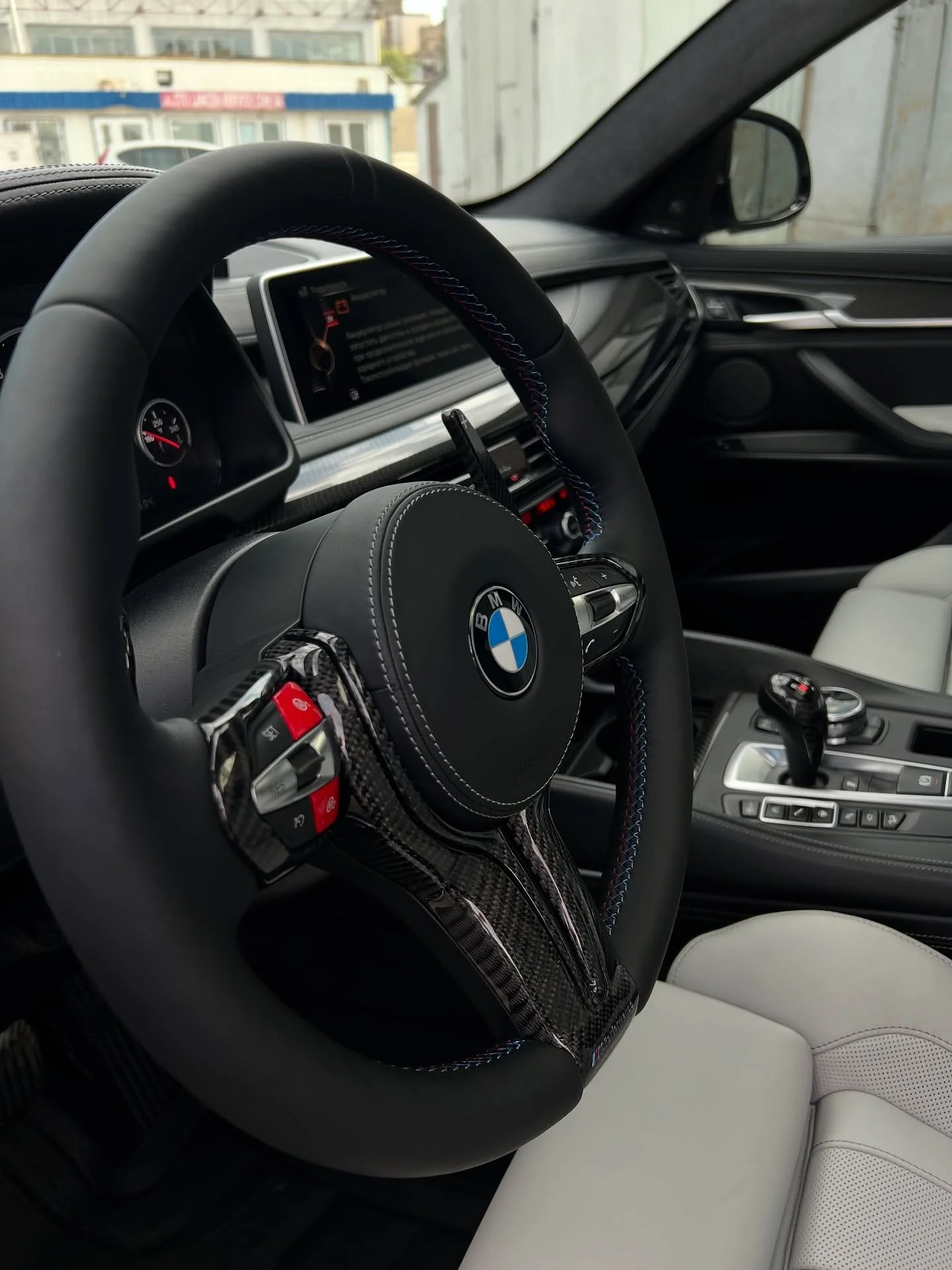 Тюнінг керма BMW: комбінація шкіри, карбонових вставок та фірмової триколірної M-строчки