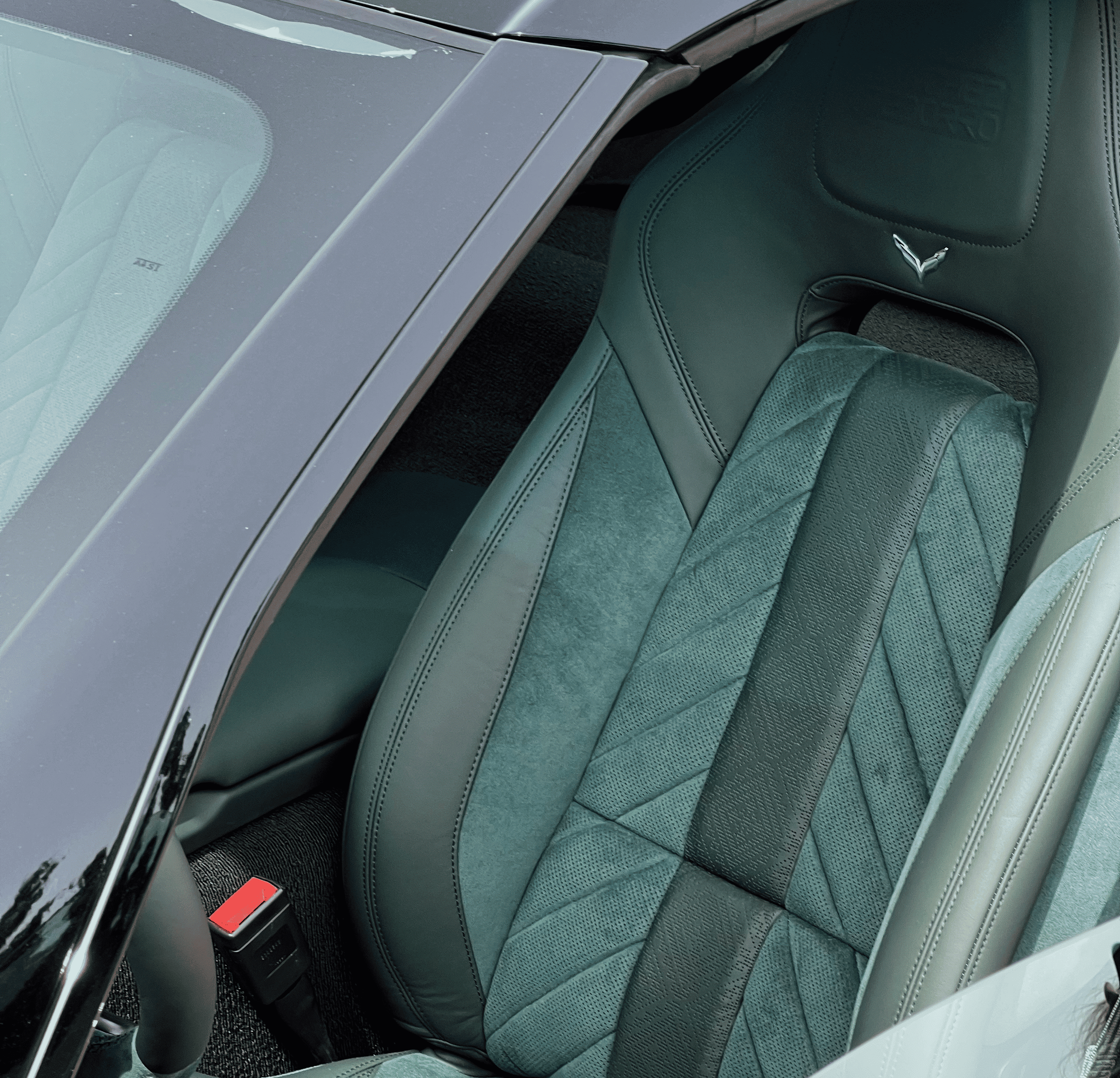 Спортивне сидіння автомобіля Corvette з комбінованою перетяжкою: зелена шкіра та алькантара з декоративною ромбоподібною строчкою