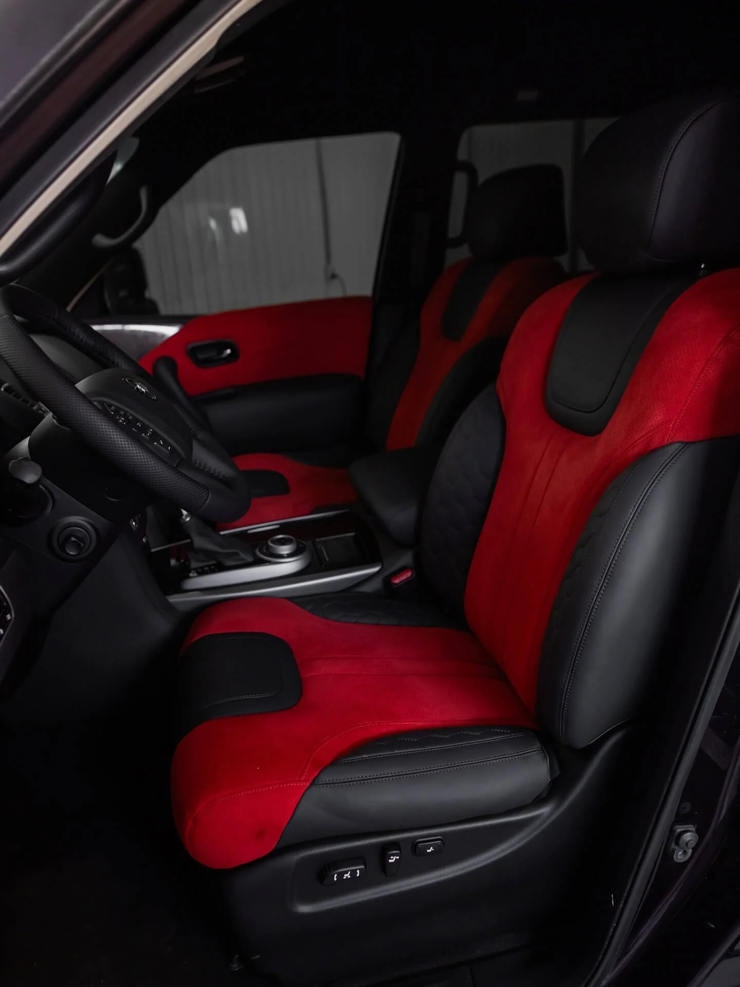 Кастомний салон Toyota Land Cruiser: комбінація червоної алькантари та чорної шкіри з стьобанням