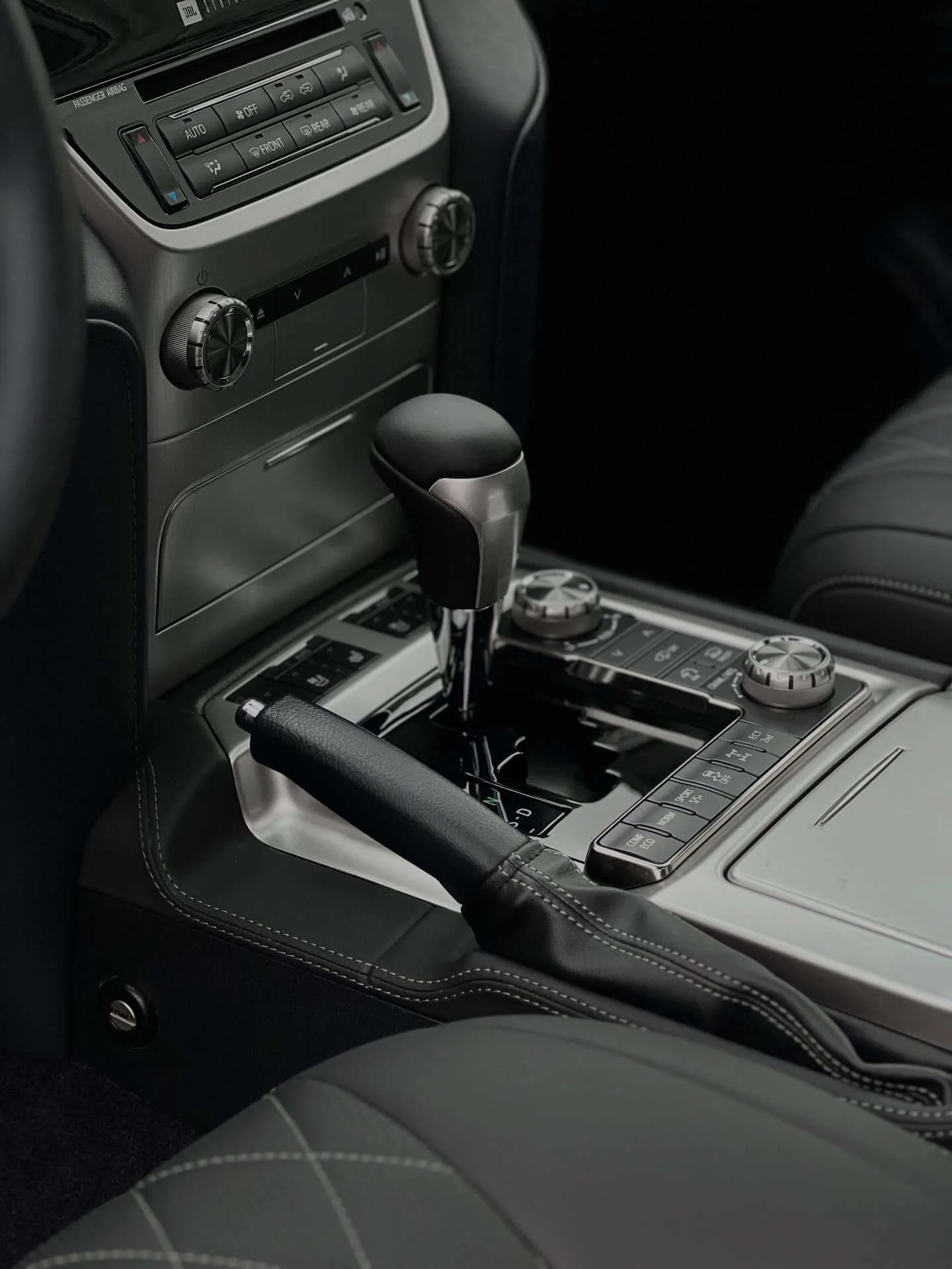 Перетяжка центральної консолі та ручника Toyota Land Cruiser в шкіру з контрастною декоративною строчкою