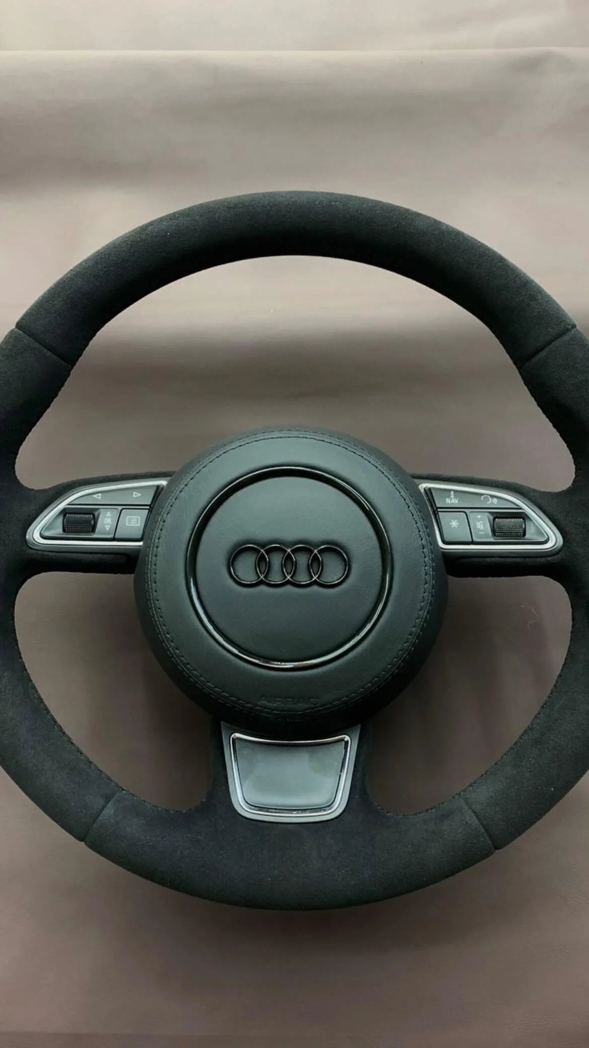 Кермо Audi перетягнуте в чорну алькантару