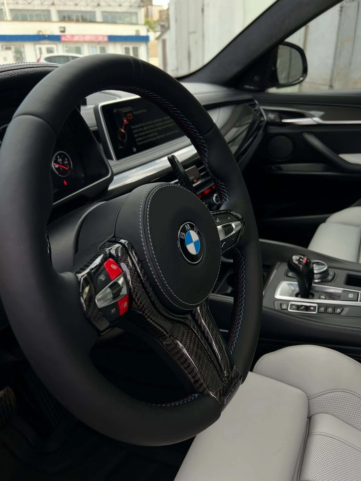 Шкіряне кермо BMW з карбоновою вставкою та кольоровою M-строчкою в інтер'єрі авто