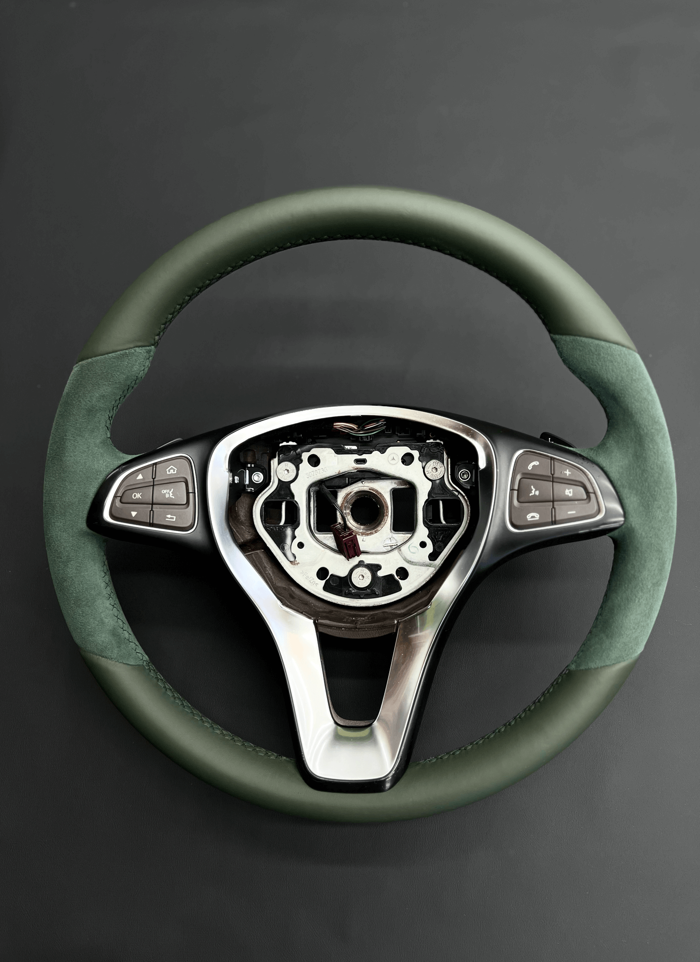 Кастомне кермо Mercedes: унікальна комбінація зеленої шкіри та замші для ексклюзивного інтер'єру