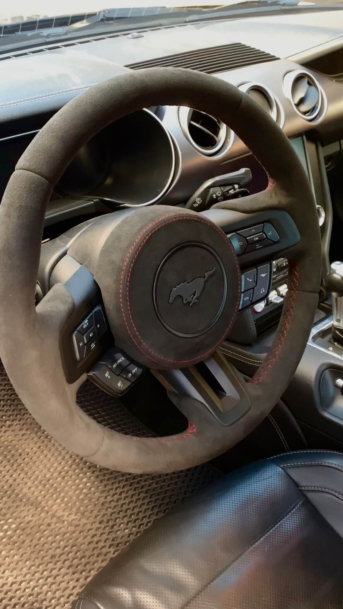 Спортивне кермо Ford Mustang в алькантарі з червоною декоративною строчкою