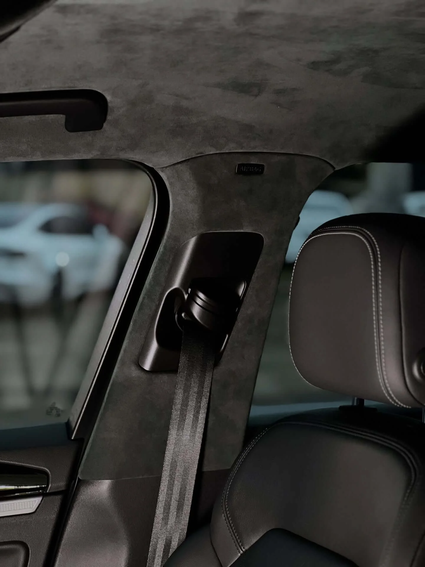 Тюнінг стійок ременів безпеки: повне оклеювання пластику алькантарою в колір стелі