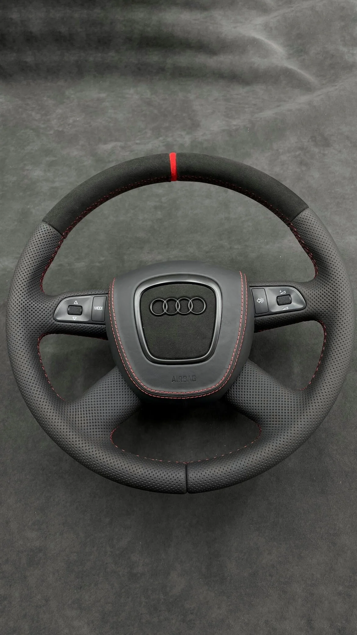 Спортивний стиль керма Audi: поєднання шкіри, алькантари та червоної нульової мітки