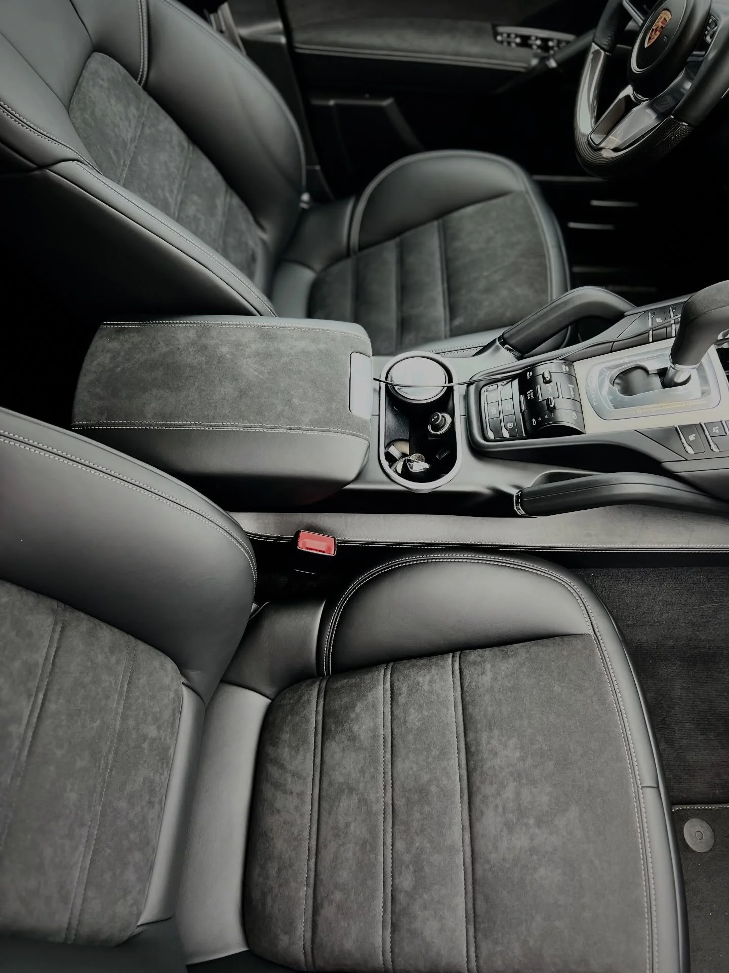 Комплексний перешив салону Porsche: спортивні сидіння з комбінації чорної шкіри та алькантари