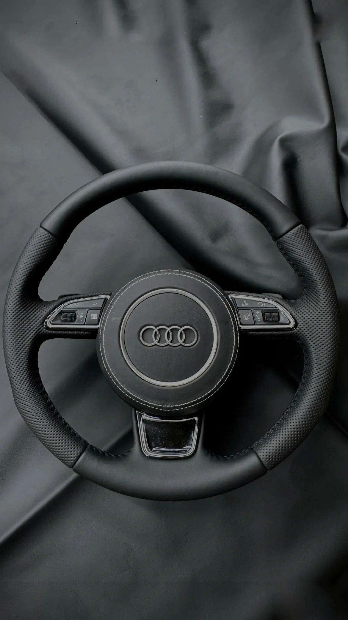 Класична перетяжка керма Audi в чорну шкіру: гладка основа та перфоровані боковини з сірим швом