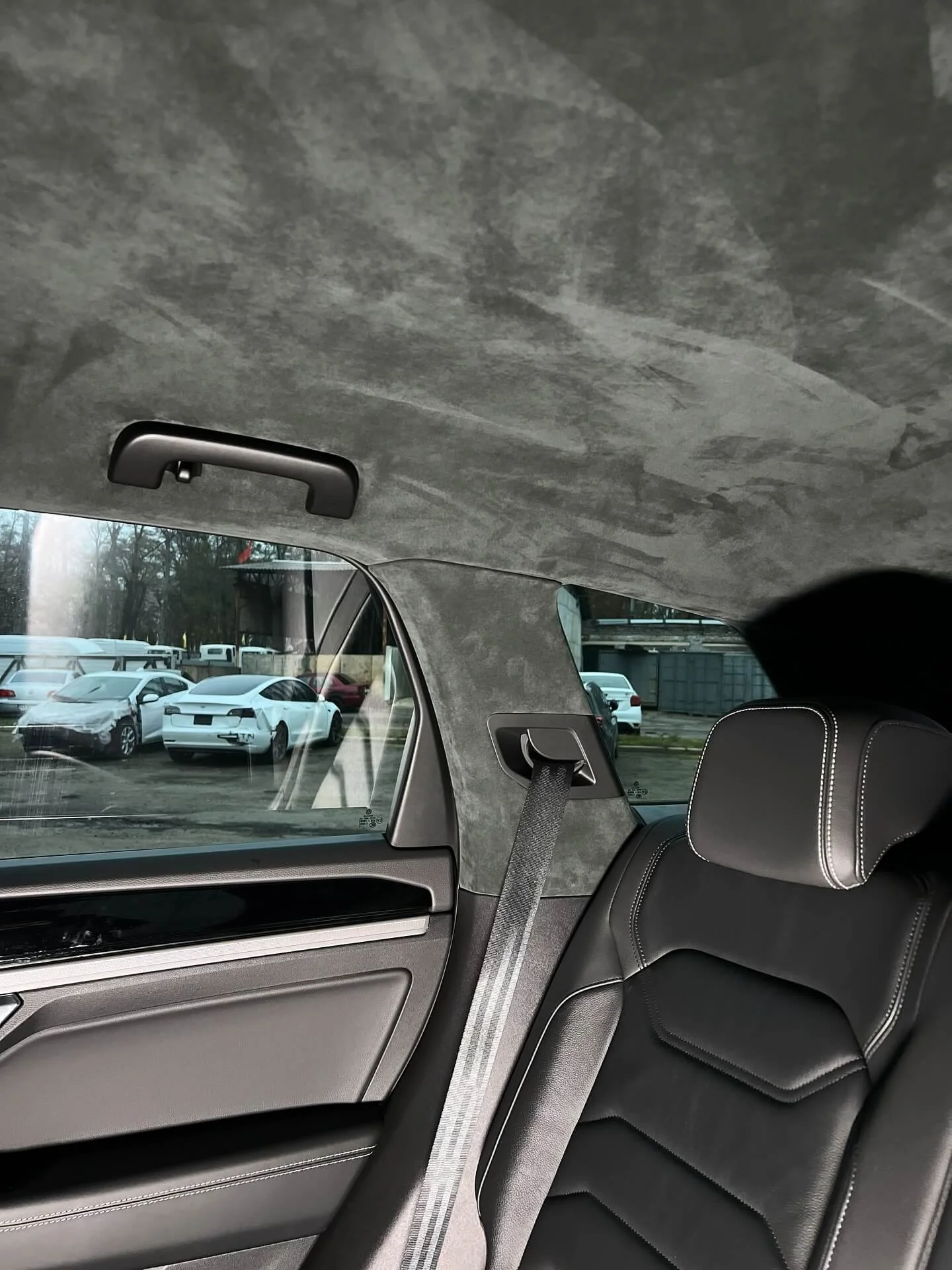 Задні стійки та дах авто перетягнуті алькантарою, преміальний вигляд інтер'єру