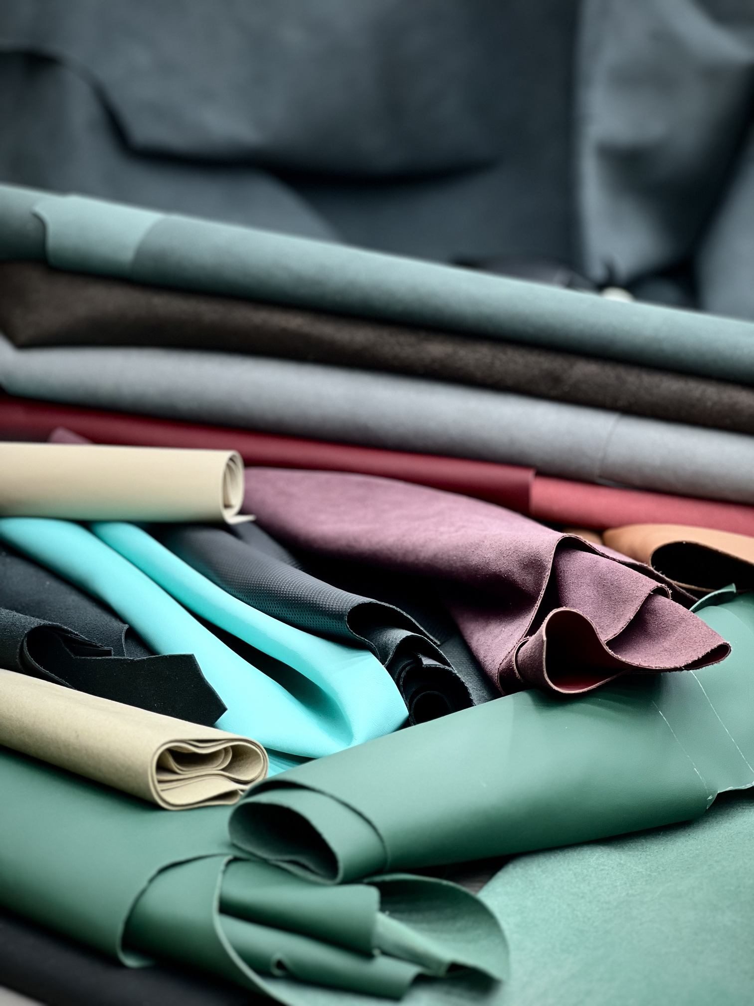 Рулони натуральної шкіри Nappa та італійської Alcantara різних відтінків для тюнінгу інтер'єру