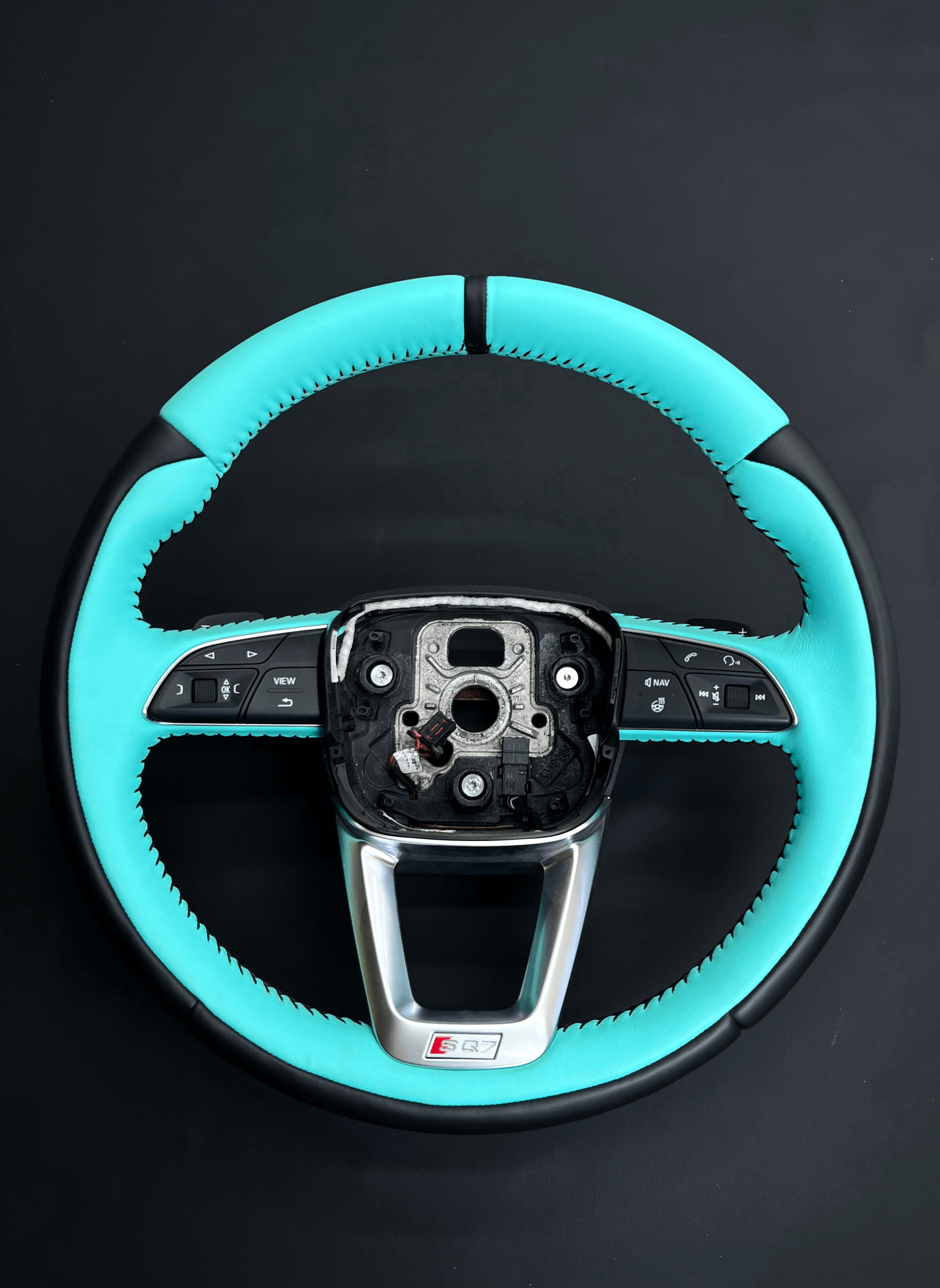 Яскравий тюнінг керма Audi SQ7: шкіра бірюзового кольору Tiffany у поєднанні з чорною ниткою