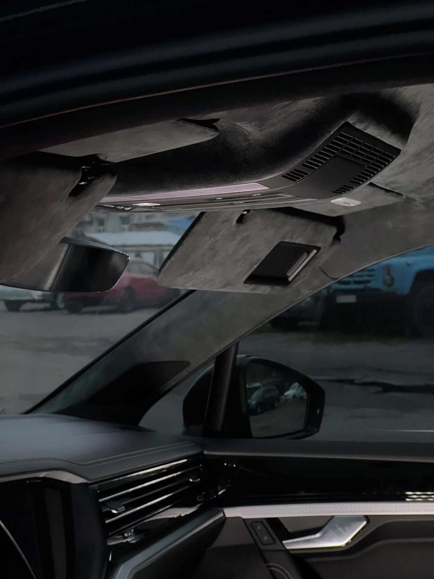 Перетяжка стелі та сонцезахисних козирків автомобіля в оригінальну темно-сіру алькантару